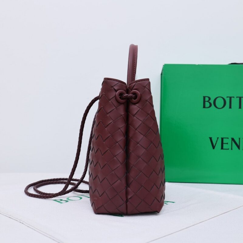 【AT2535】Bottega VenetaのAndiamoハンドバッグは、定義されていないファッションです。