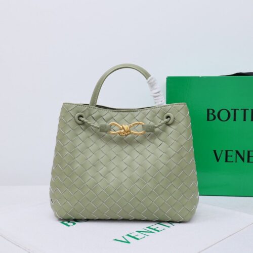 【AT2536】Bottega VenetaのAndiamoハンドバッグは、定義されていないファッションです。クールなスタイリングとエレガントな編み込み技術を組み合わせた、Andiamoハンドバッグ。