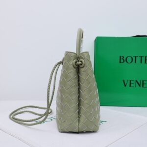 【AT2536】Bottega VenetaのAndiamoハンドバッグは、定義されていないファッションです。クールなスタイリングとエレガントな編み込み技術を組み合わせた、Andiamoハンドバッグ。