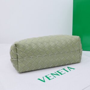 【AT2536】Bottega VenetaのAndiamoハンドバッグは、定義されていないファッションです。クールなスタイリングとエレガントな編み込み技術を組み合わせた、Andiamoハンドバッグ。