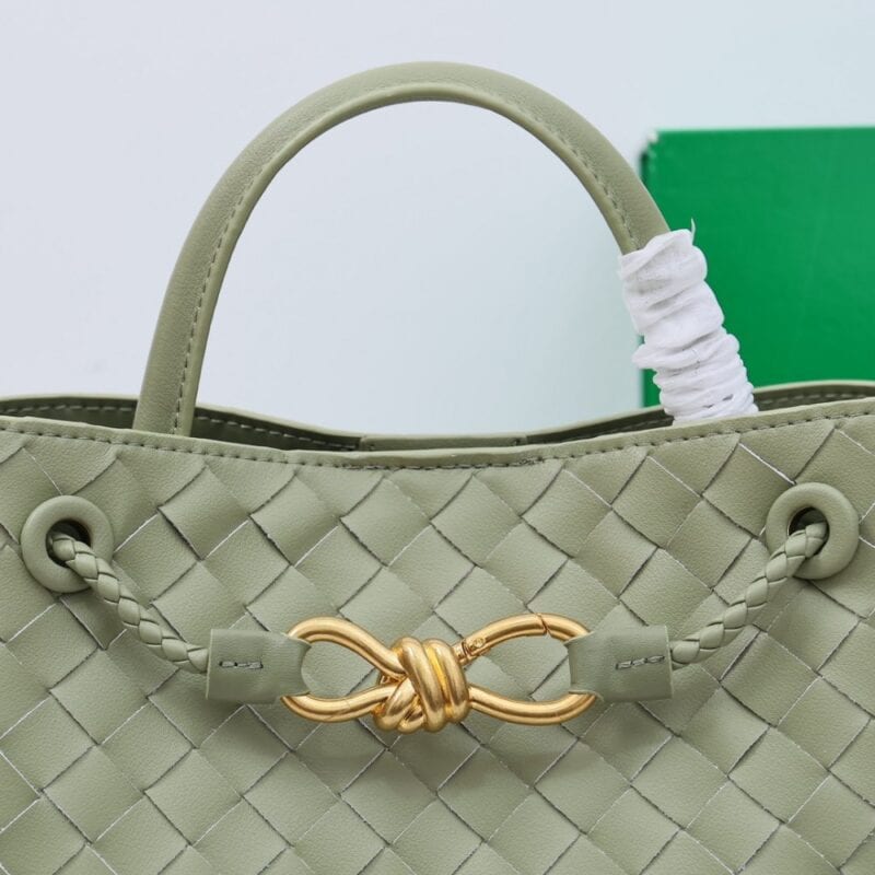【AT2536】Bottega VenetaのAndiamoハンドバッグは、定義されていないファッションです。クールなスタイリングとエレガントな編み込み技術を組み合わせた、Andiamoハンドバッグ。