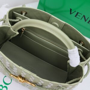 【AT2536】Bottega VenetaのAndiamoハンドバッグは、定義されていないファッションです。クールなスタイリングとエレガントな編み込み技術を組み合わせた、Andiamoハンドバッグ。