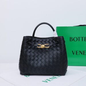 【AT2537】Bottega VenetaのAndiamoハンドバッグは、定義されていないファッションです。クールなスタイルとエレガントな編み込み技術が組み合わさり、非常に魅力的です。