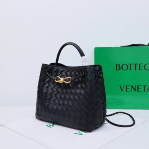 【AT2537】Bottega VenetaのAndiamoハンドバッグは、定義されていないファッションです。クールなスタイルとエレガントな編み込み技術が組み合わさり、非常に魅力的です。