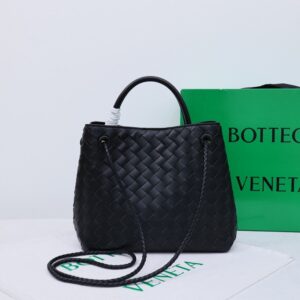 【AT2537】Bottega VenetaのAndiamoハンドバッグは、定義されていないファッションです。クールなスタイルとエレガントな編み込み技術が組み合わさり、非常に魅力的です。