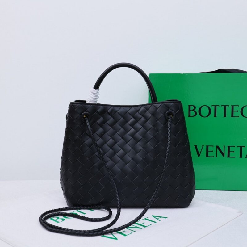 【AT2537】Bottega VenetaのAndiamoハンドバッグは、定義されていないファッションです。クールなスタイルとエレガントな編み込み技術が組み合わさり、非常に魅力的です。