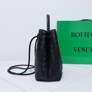 【AT2537】Bottega VenetaのAndiamoハンドバッグは、定義されていないファッションです。クールなスタイルとエレガントな編み込み技術が組み合わさり、非常に魅力的です。