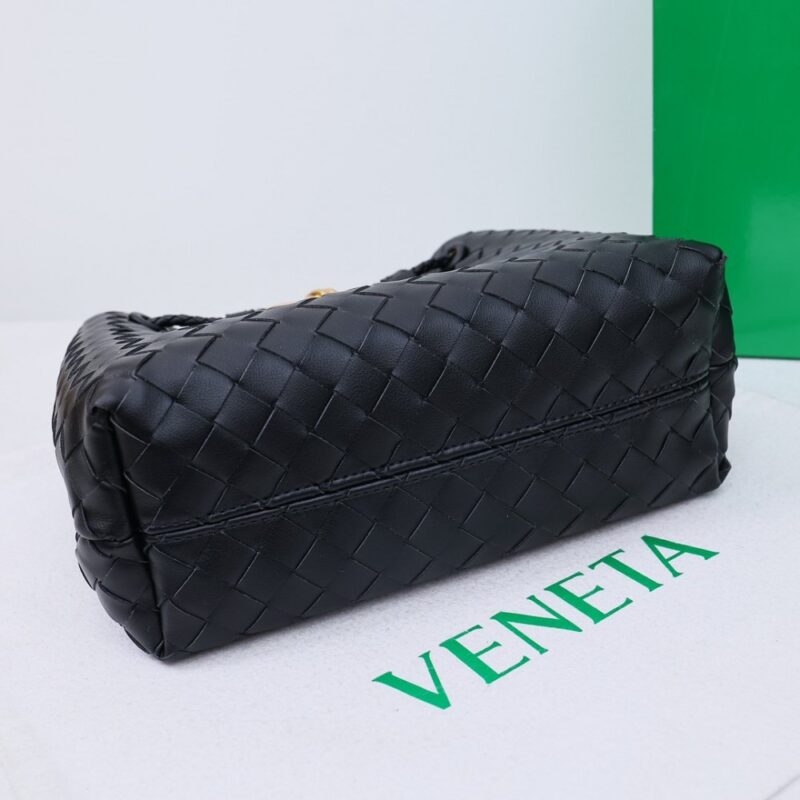 【AT2537】Bottega VenetaのAndiamoハンドバッグは、定義されていないファッションです。クールなスタイルとエレガントな編み込み技術が組み合わさり、非常に魅力的です。