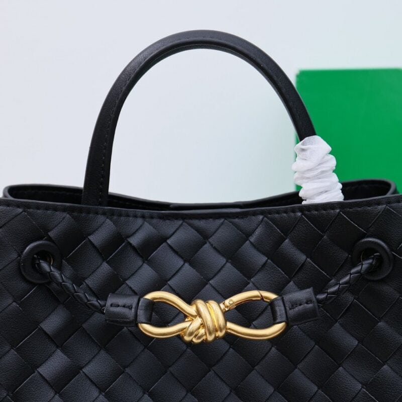 【AT2537】Bottega VenetaのAndiamoハンドバッグは、定義されていないファッションです。クールなスタイルとエレガントな編み込み技術が組み合わさり、非常に魅力的です。