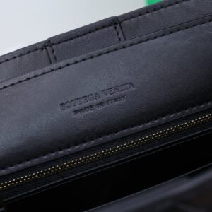 【AT2537】Bottega VenetaのAndiamoハンドバッグは、定義されていないファッションです。クールなスタイルとエレガントな編み込み技術が組み合わさり、非常に魅力的です。