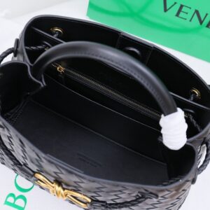 【AT2537】Bottega VenetaのAndiamoハンドバッグは、定義されていないファッションです。クールなスタイルとエレガントな編み込み技術が組み合わさり、非常に魅力的です。