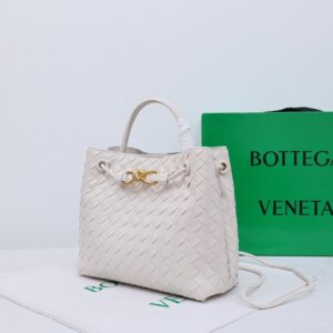 【AT2538】Bottega Veneta ボッテガ・ヴェネタのAndiamoハンドバッグは、定義されていないファッションです。クールなスタイルと優雅な編み工芸が組み合わされています。