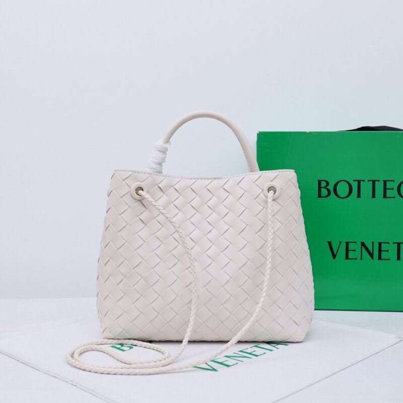 【AT2538】Bottega Veneta ボッテガ・ヴェネタのAndiamoハンドバッグは、定義されていないファッションです。クールなスタイルと優雅な編み工芸が組み合わされています。