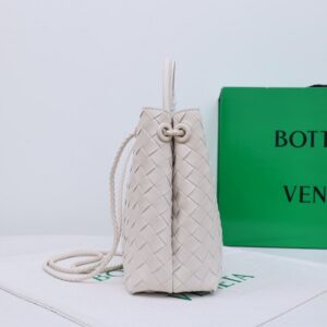 【AT2538】Bottega Veneta ボッテガ・ヴェネタのAndiamoハンドバッグは、定義されていないファッションです。クールなスタイルと優雅な編み工芸が組み合わされています。