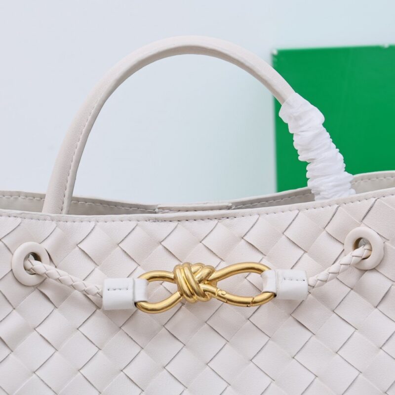 【AT2538】Bottega Veneta ボッテガ・ヴェネタのAndiamoハンドバッグは、定義されていないファッションです。クールなスタイルと優雅な編み工芸が組み合わされています。