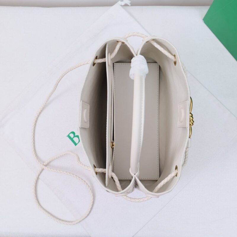 【AT2538】Bottega Veneta ボッテガ・ヴェネタのAndiamoハンドバッグは、定義されていないファッションです。クールなスタイルと優雅な編み工芸が組み合わされています。