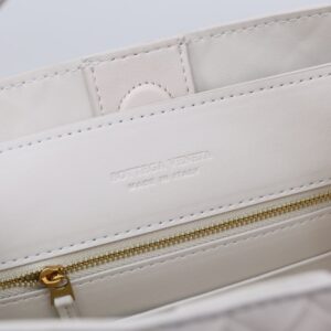 【AT2538】Bottega Veneta ボッテガ・ヴェネタのAndiamoハンドバッグは、定義されていないファッションです。クールなスタイルと優雅な編み工芸が組み合わされています。