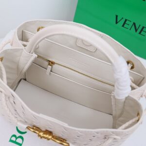 【AT2538】Bottega Veneta ボッテガ・ヴェネタのAndiamoハンドバッグは、定義されていないファッションです。クールなスタイルと優雅な編み工芸が組み合わされています。