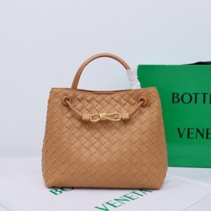 【AT2539】Bottega VenetaのAndiamoハンドバッグは、定義されていないファッションであり、クールなスタイルと優雅な編み込み技術が組み合わさっています。