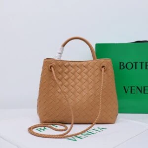 【AT2539】Bottega VenetaのAndiamoハンドバッグは、定義されていないファッションであり、クールなスタイルと優雅な編み込み技術が組み合わさっています。