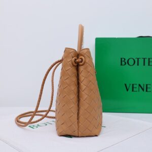【AT2539】Bottega VenetaのAndiamoハンドバッグは、定義されていないファッションであり、クールなスタイルと優雅な編み込み技術が組み合わさっています。