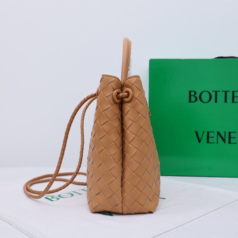 【AT2539】Bottega VenetaのAndiamoハンドバッグは、定義されていないファッションであり、クールなスタイルと優雅な編み込み技術が組み合わさっています。