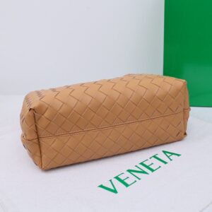 【AT2539】Bottega VenetaのAndiamoハンドバッグは、定義されていないファッションであり、クールなスタイルと優雅な編み込み技術が組み合わさっています。