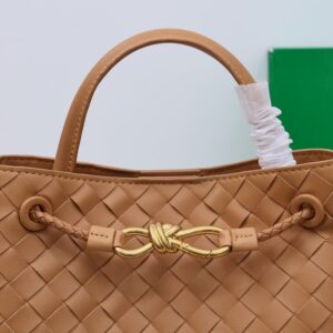 【AT2539】Bottega VenetaのAndiamoハンドバッグは、定義されていないファッションであり、クールなスタイルと優雅な編み込み技術が組み合わさっています。