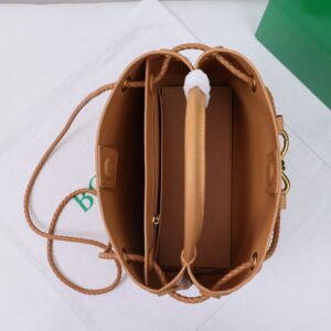 【AT2539】Bottega VenetaのAndiamoハンドバッグは、定義されていないファッションであり、クールなスタイルと優雅な編み込み技術が組み合わさっています。