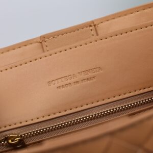 【AT2539】Bottega VenetaのAndiamoハンドバッグは、定義されていないファッションであり、クールなスタイルと優雅な編み込み技術が組み合わさっています。