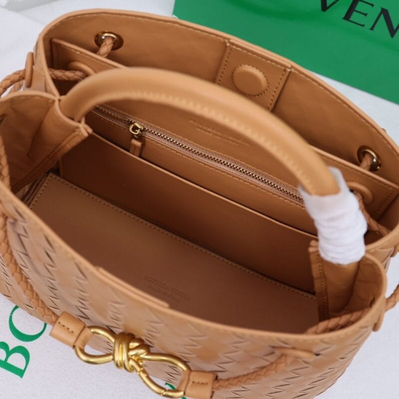 【AT2539】Bottega VenetaのAndiamoハンドバッグは、定義されていないファッションであり、クールなスタイルと優雅な編み込み技術が組み合わさっています。
