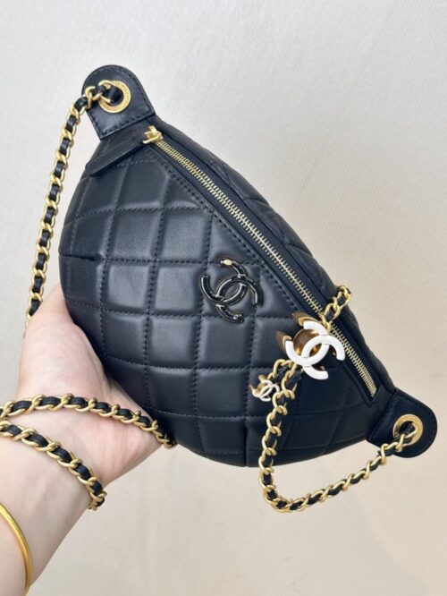 【AT2540】Chanelを手に取ってみると、写真を見るよりもさらに心を動かされます。チェーンの調節や尾にある小さなダブルC、そして刻印された素晴らしいダブルCなど、本当に素敵です。