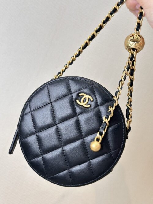 【AT2541】Chanel ブラックゴールドボールクラッチバッグ。 ゴールドボールは長さを自由に調節でき、複数の着用方法に変身可能。 ウエストバッグ、アンダーアームバッグ、斜め掛けバッグに簡単に変身。手に入れるのが難しい人気商品。