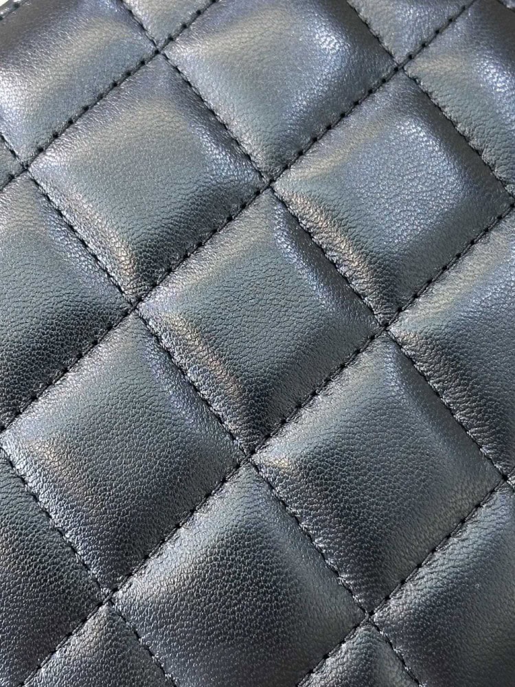 【AT2541】Chanel ブラックゴールドボールクラッチバッグ。 ゴールドボールは長さを自由に調節でき、複数の着用方法に変身可能。 ウエストバッグ、アンダーアームバッグ、斜め掛けバッグに簡単に変身。手に入れるのが難しい人気商品。