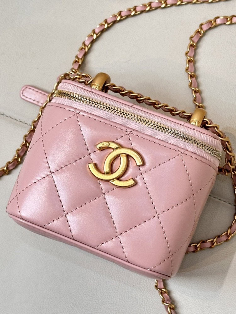 【AT2543】Chanel シャネルの桜色のミニパウダーは、ロマンチックで純真で繊細な桜色です🌸 ピンク色の桜色は、赤ちゃんのような肌のようで、繊細で精巧な印象を与えます。