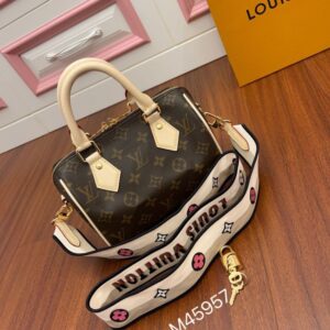 【AT2550】LOUIS VUITTON ルイ・ヴィトンのモノグラム・スピーディ・バンドリエール20 ブラウンは、レディース向けのハンドバッグです。