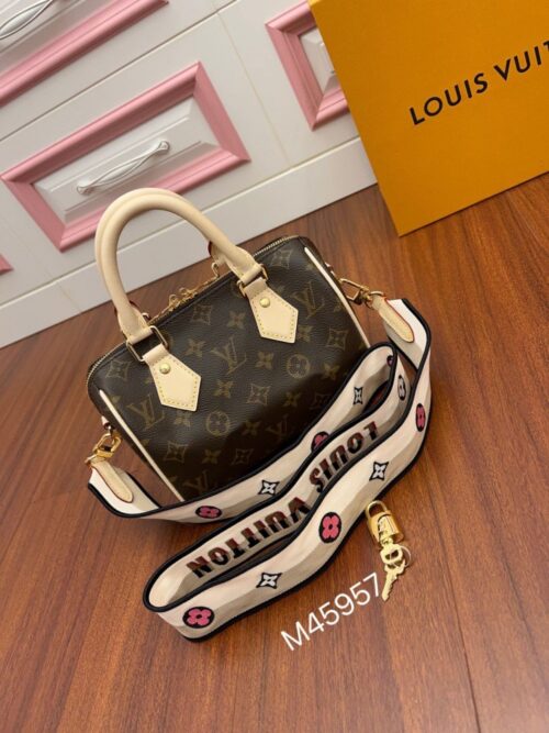 【AT2550】LOUIS VUITTON ルイ・ヴィトンのモノグラム・スピーディ・バンドリエール20 ブラウンは、レディース向けのハンドバッグです。