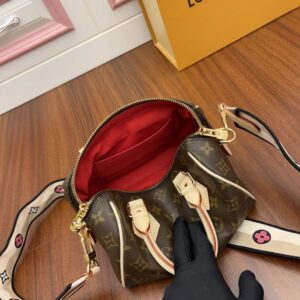 【AT2550】LOUIS VUITTON ルイ・ヴィトンのモノグラム・スピーディ・バンドリエール20 ブラウンは、レディース向けのハンドバッグです。