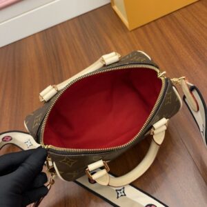 【AT2550】LOUIS VUITTON ルイ・ヴィトンのモノグラム・スピーディ・バンドリエール20 ブラウンは、レディース向けのハンドバッグです。