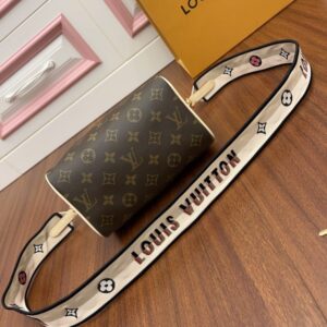 【AT2550】LOUIS VUITTON ルイ・ヴィトンのモノグラム・スピーディ・バンドリエール20 ブラウンは、レディース向けのハンドバッグです。