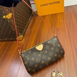 【AT2551】LOUIS VUITTON（ルイヴィトン）のバッグ（ポシェット・ティレッテ）は、サイドや脇に取っ手が付いています。