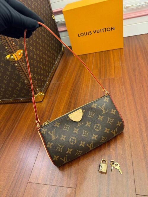 【AT2551】LOUIS VUITTON（ルイヴィトン）のバッグ（ポシェット・ティレッテ）は、サイドや脇に取っ手が付いています。