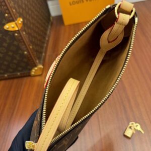 【AT2551】LOUIS VUITTON（ルイヴィトン）のバッグ（ポシェット・ティレッテ）は、サイドや脇に取っ手が付いています。