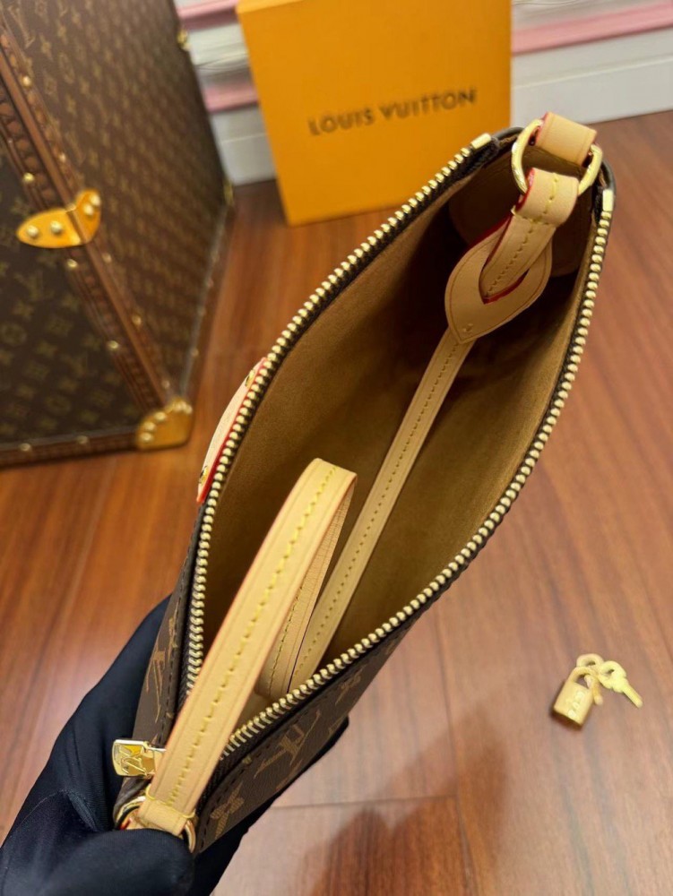 【AT2551】LOUIS VUITTON（ルイヴィトン）のバッグ（ポシェット・ティレッテ）は、サイドや脇に取っ手が付いています。