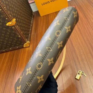 【AT2551】LOUIS VUITTON（ルイヴィトン）のバッグ（ポシェット・ティレッテ）は、サイドや脇に取っ手が付いています。