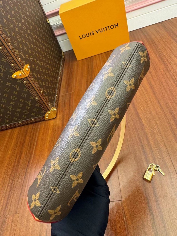 【AT2551】LOUIS VUITTON（ルイヴィトン）のバッグ（ポシェット・ティレッテ）は、サイドや脇に取っ手が付いています。