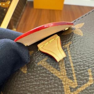 【AT2551】LOUIS VUITTON（ルイヴィトン）のバッグ（ポシェット・ティレッテ）は、サイドや脇に取っ手が付いています。