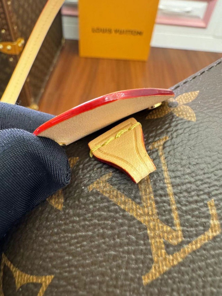 【AT2551】LOUIS VUITTON（ルイヴィトン）のバッグ（ポシェット・ティレッテ）は、サイドや脇に取っ手が付いています。