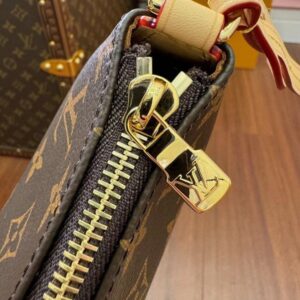 【AT2551】LOUIS VUITTON（ルイヴィトン）のバッグ（ポシェット・ティレッテ）は、サイドや脇に取っ手が付いています。