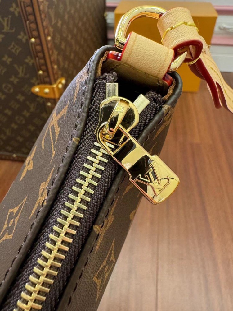 【AT2551】LOUIS VUITTON（ルイヴィトン）のバッグ（ポシェット・ティレッテ）は、サイドや脇に取っ手が付いています。